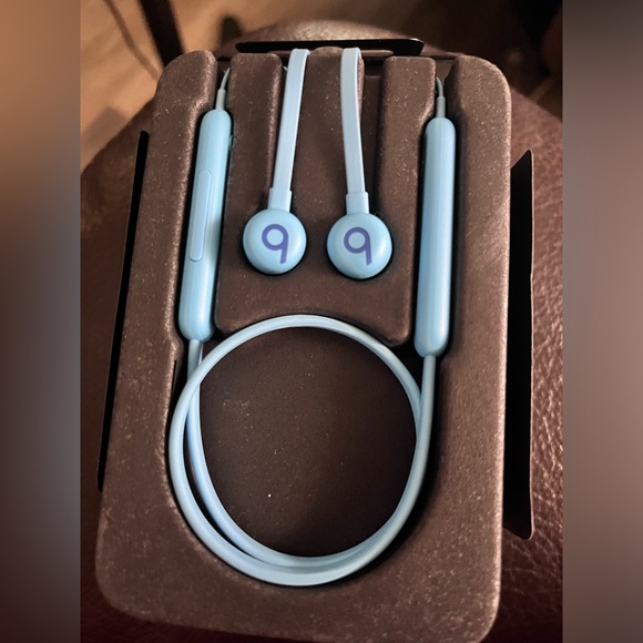 Like New BEATS FLEX Ear Buds in Blue - Picture 3 of 6